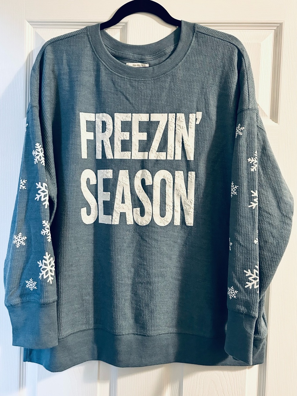 Maurice’s textured sweatshirt Freezin Season  snowflakes on sleeves size 0x